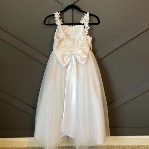 New with tags, Jr Bridesmaid/flower girl dress. White. Size 9. Waist 27.2  in.